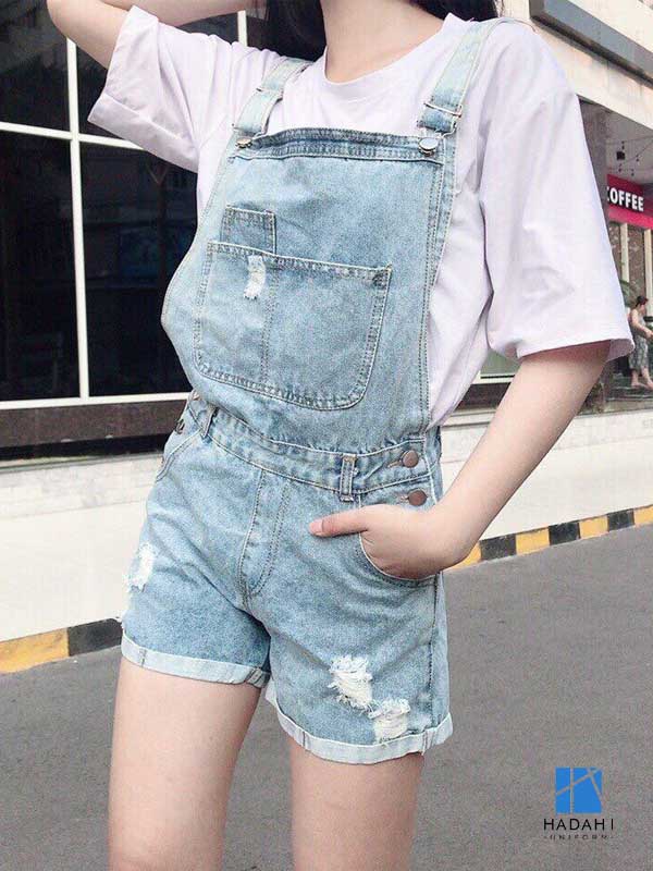 Áo thun form rộng phối với quần yếm cực đáng yêu