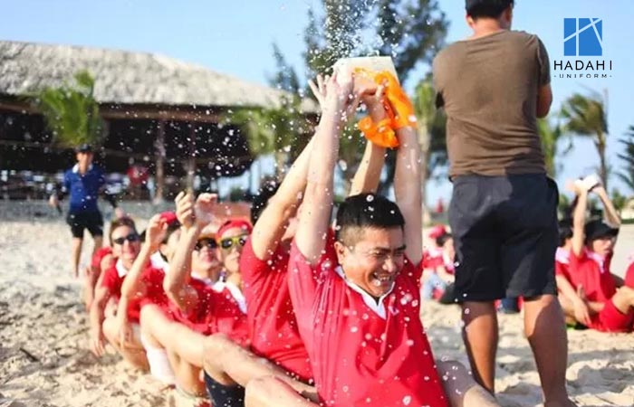 Trò chơi team building chuyền nước - trò chơi tập thể siêu bựa