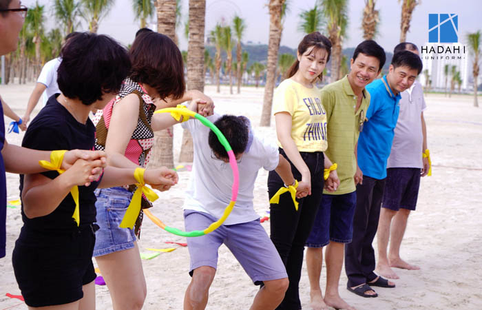 Trò chơi team building chuyền vòng 