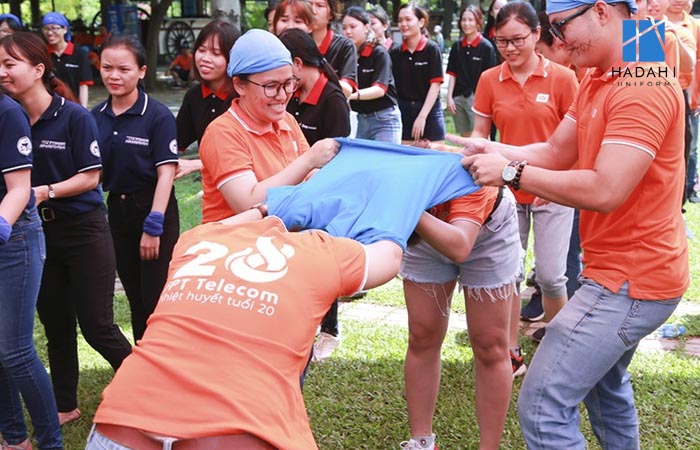 Trò chơi team building mặc áo tiếp sức