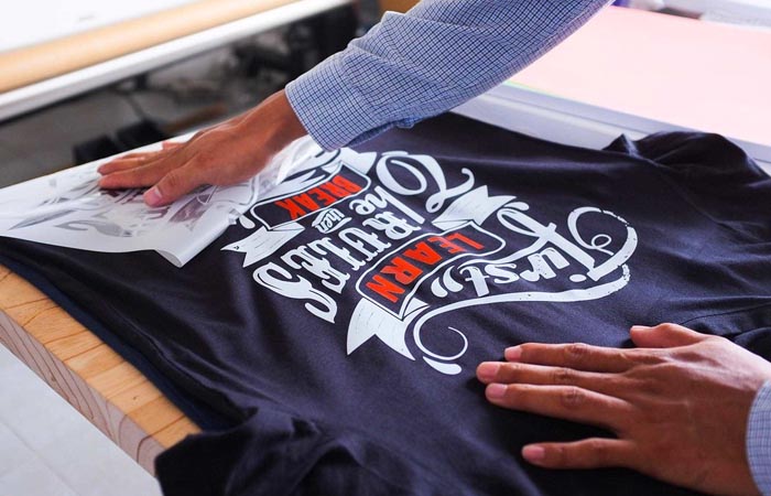 Mẫu logo áo đồng phục in decal 