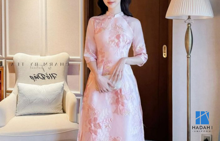 Áo dài đến từ chất liệu ren hoa - bạn chính là nàng thơ của đêm nay