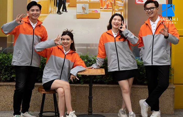 Tiến hành may áo khoác gió đồng phục lớp