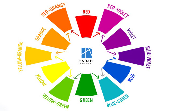 Phối hợp hài hòa với logo và họa tiết in trên áo