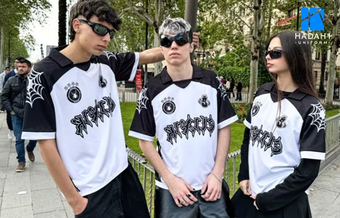 Gợi ý phối đồ với áo đồng phục lớp vào mùa hè