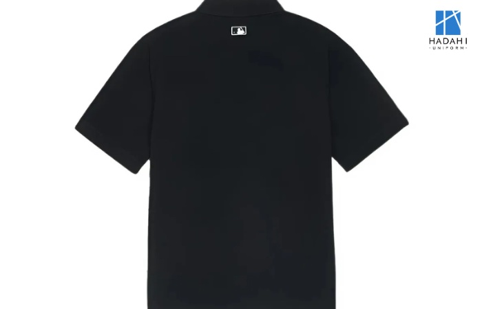 In sau lưng phía trên (gần cổ áo)