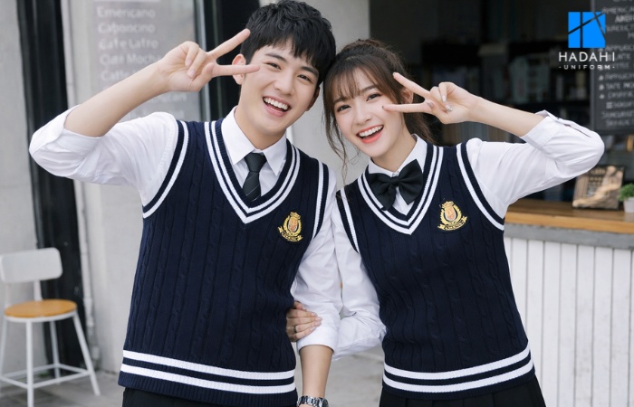 Áo gile đồng phục như một “nền trung tính” cho phong cách cá nhân