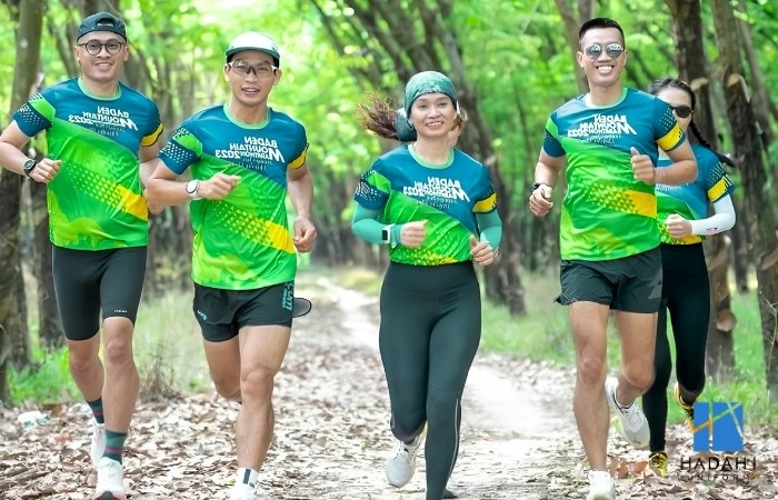 Chạy bộ hoặc leo núi 