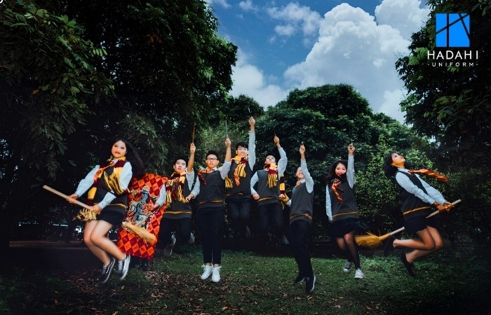 Áo đồng phục nhóm trẻ trung trong bối cảnh tự nhiên