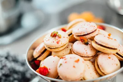 Macaron vị cam