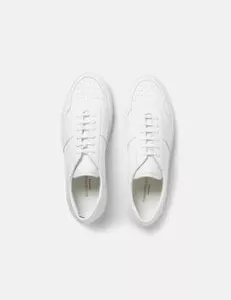 Sneaker trắng
