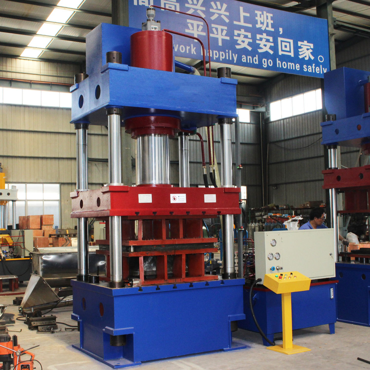 Máy chấn thuỷ lực 200 tấn