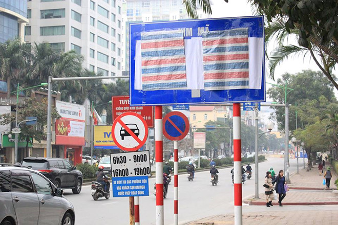 Vì sao Hà Nội dùng nylon dán biển báo giao thông?