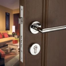 Khóa cửa có hiện tượng rơ, rung lắc tay và cách khắc phục