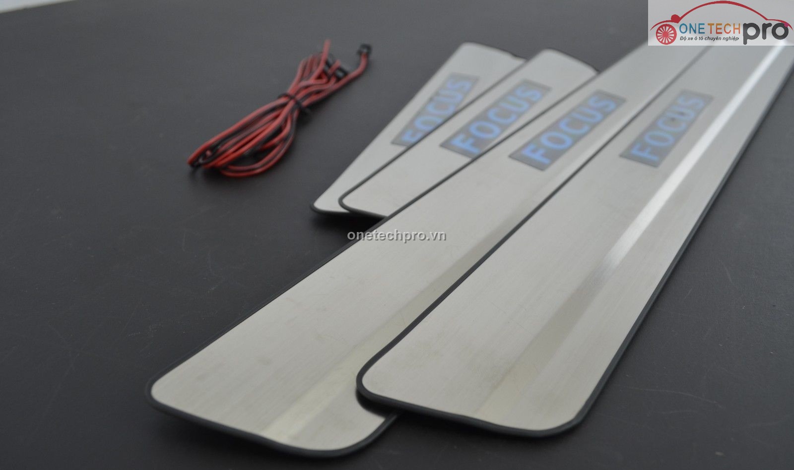 ỐP BẬC LÊN XUỐNG CÓ ĐÈN XE FORD FOCUS