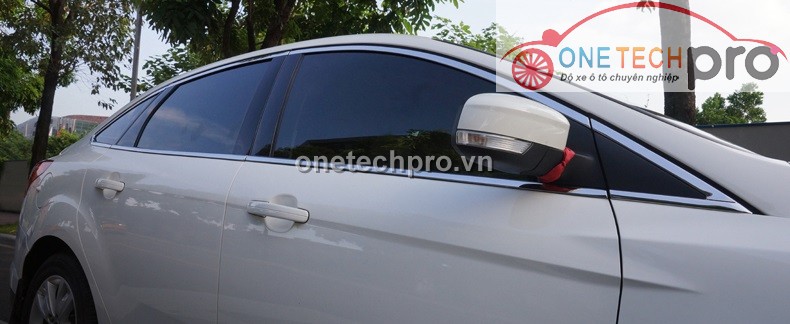 NẸP CHÂN KÍNH INOX XE FORD FOCUS
