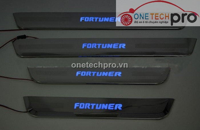 ỐP BẬC LÊN XUỐNG CÓ LED TOYOTA FORTUNER 2016