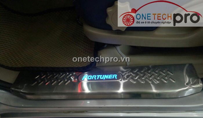 ỐP BẬC LÊN XUỐNG CÓ ĐÈN TOYOTA FORTUNER