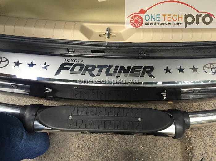 NẸP CHỐNG TRẦY CỐP XE TOYOTA FORTUNER