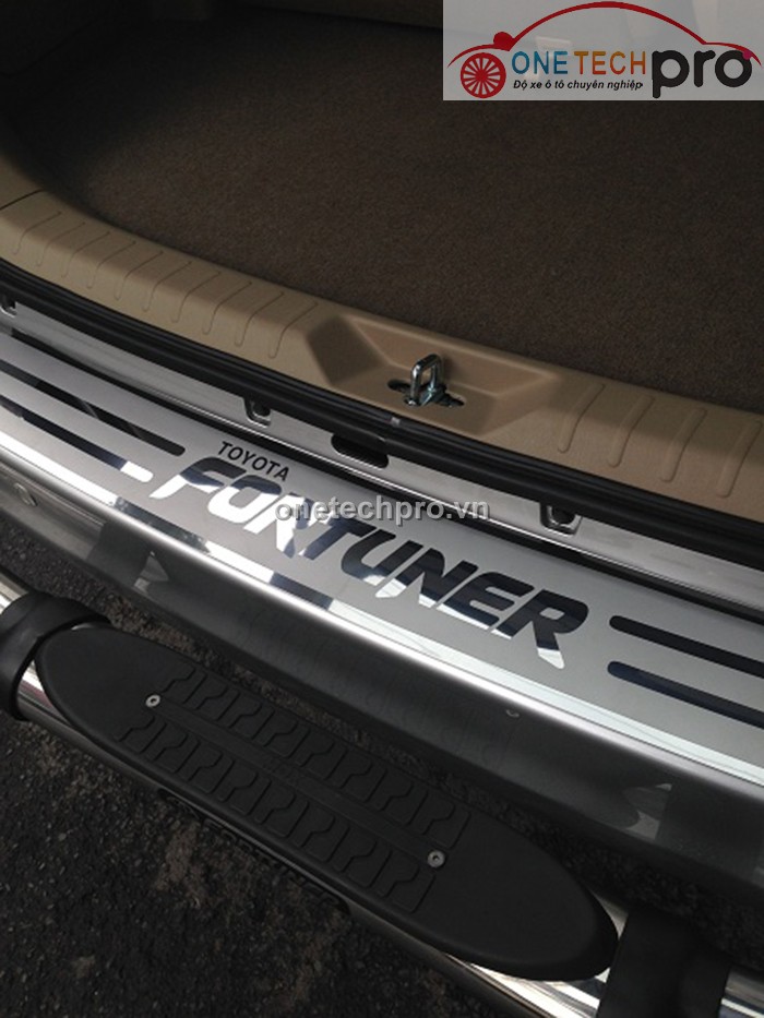 ỐP CẢN SAU XE TOYOTA FORTUNER