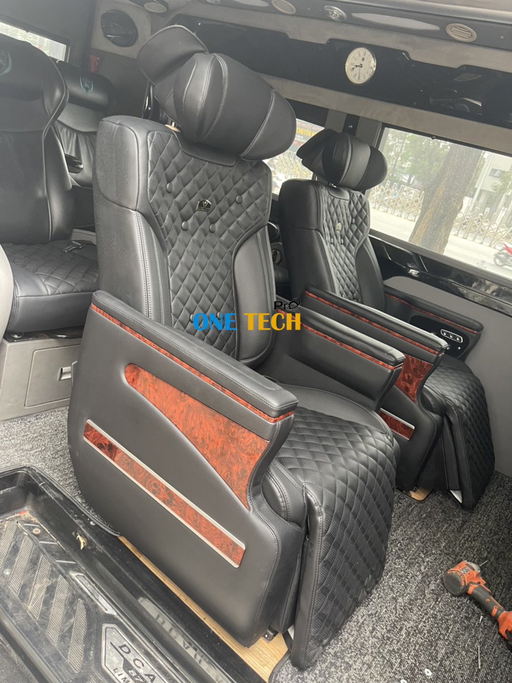 Ford Transit độ nội thất Limousine Siêu Sang