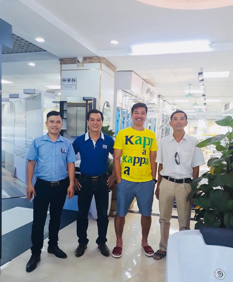 Bình luận Viên Mạnh Thuần cùng nhân viên cty